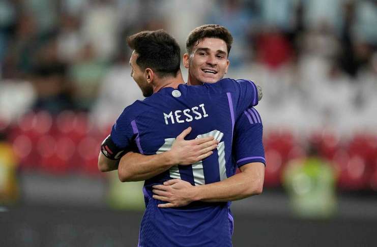 Lionel Messi & Julian Alvarez, timnas Argentina vs Uni Emirat Arab - Kamran Jebreili-AP