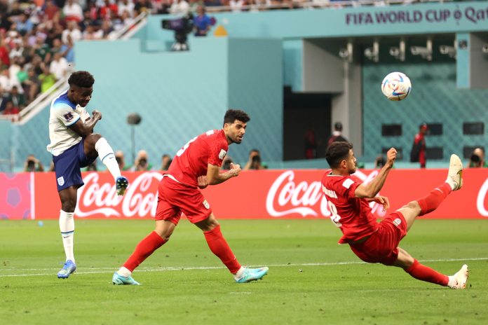 Pemain Timnas Inggris Bukayo Saka saat melawan Iran - FIFA