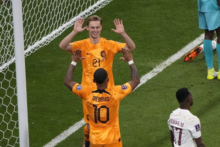 Selebrasi pemain Belanda Frenkie de Jong usai bobol gawang Qatar - Sky Sports