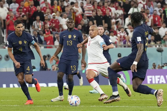 pemain Tunisia Wahbi Khazri sesaat sebelum cetak gol ke gawang Prancis - Sky Sports
