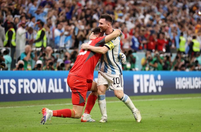 Belanda vs Argentina, Piala Dunia 2022, Emiliano Martinez & Lionel Messi - FIFA