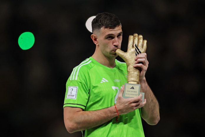 Emiliano Martinez, Golden Glove, Piala Dunia 2022 - Twitter @FIFAWorldCup