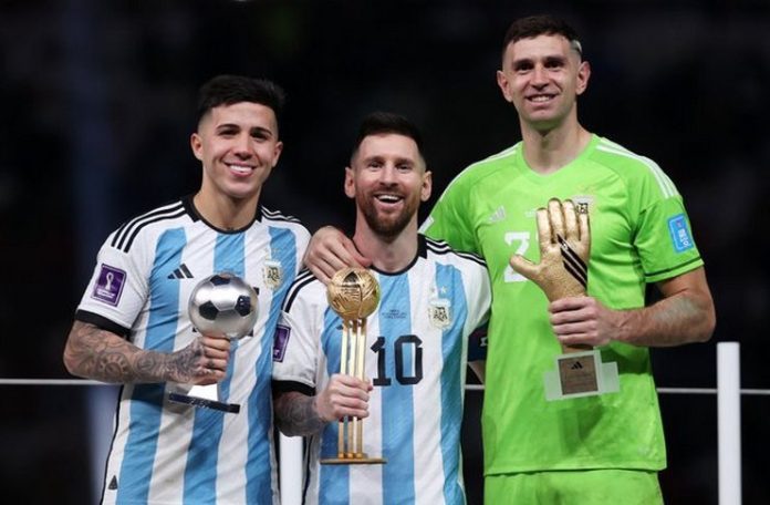 Enzo Fernandez Lionel Messi Emiliano Martinez timnas Argentina juara Piala Dunia 2022 (1) - FIFA