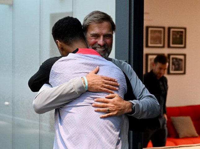 Pelatih Liverpool Jurgen Klopp pelukan sama Cody Gakpo - Liverpool