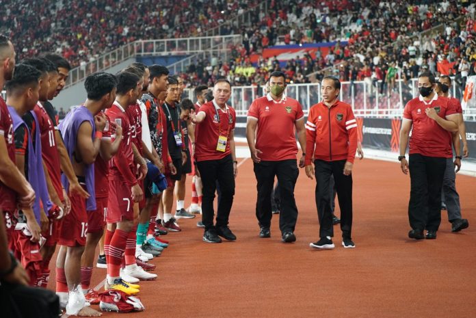 Presiden Joko Widodo didampingi Ketua Umum PSSI Mochamad Iriawan saat menyalami pemain Timnas Indonesia - PSSI