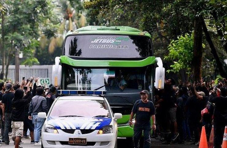 Suporter timnas Indonesia lempar bus Thailand - Istimewa