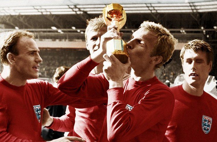 5 Bek Terbaik Sepanjang Masa, Bobby Moore, timnas Inggris Piala Dunia 1966 - Evening News