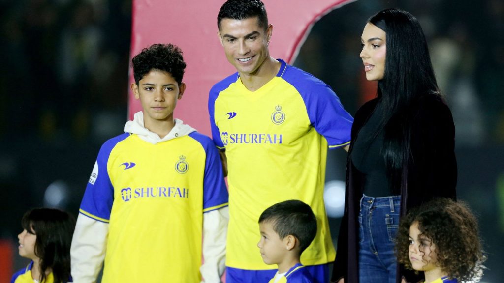 Cristiano Ronaldo bersama keluarga Al Nassr - Sky News