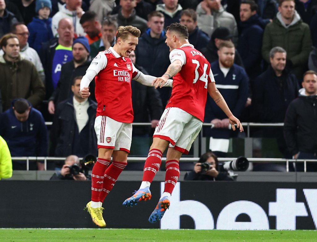 Odegaard Xhaka, Tottenham vs Arsenal, Liga Inggris 2022-23 - Squawka