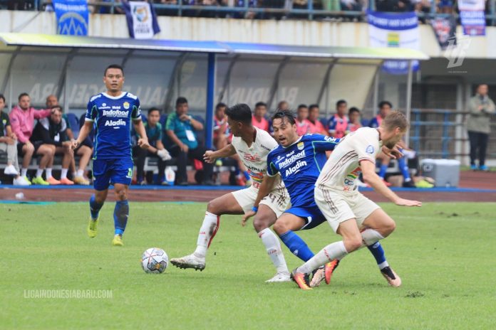 Persib vs Persija, Ezra Walian mencoba melewati dua pemain Persija - Liga Indonesia Baru