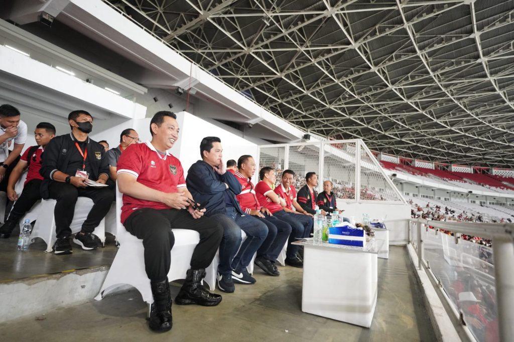 Kapolri Listyo Sigit, Ketua Umum PSSI Erick Thohir, Wakil Ketua Umum PSSI Zainudin Amali sedang menyaksikan laga Timnas U-20 Indonesia di SUGBK - PSSI