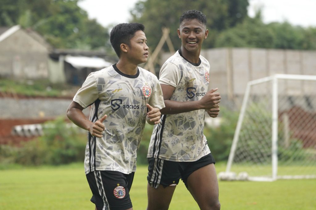 Ilham Rio Fahmi (kiri) saat berlatih bersama Persija - Persja