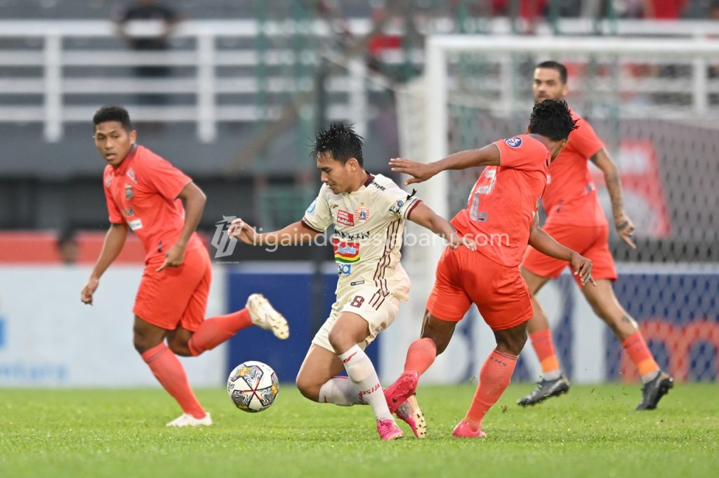 Pemain Persija Witan Sulaeman saat duel dengan penggawa Borneo FC - LIB