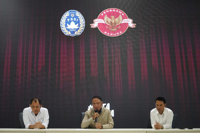 Wakil Ketua Umum PSSI Zainudin Amali (tengah) dan Sekjen PSSI Yunus Nusi (kanan) - PSSI