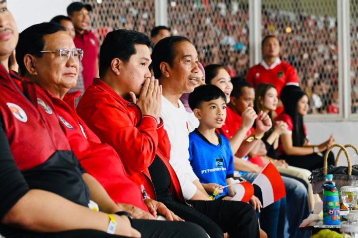Ketua Umum PSSI Erick Thohir bersama Presiden Joko Widodo saat menyaksikan laga Timnas Indonesia vs Argentina - PSSI
