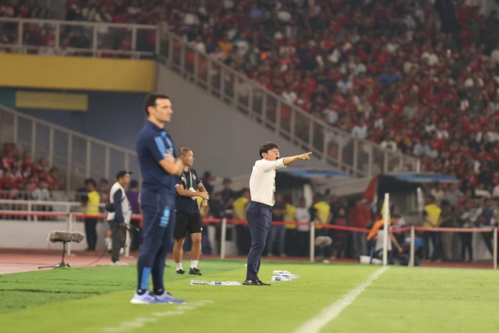 Pelatih Timnas Indonesia Shin Tae-yong saat memberikan arahan kepada anak asuhannya saat melawan Argentina - PSSI