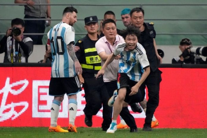 Fan di China ditangkap polisi usai peluk Lionel Messi